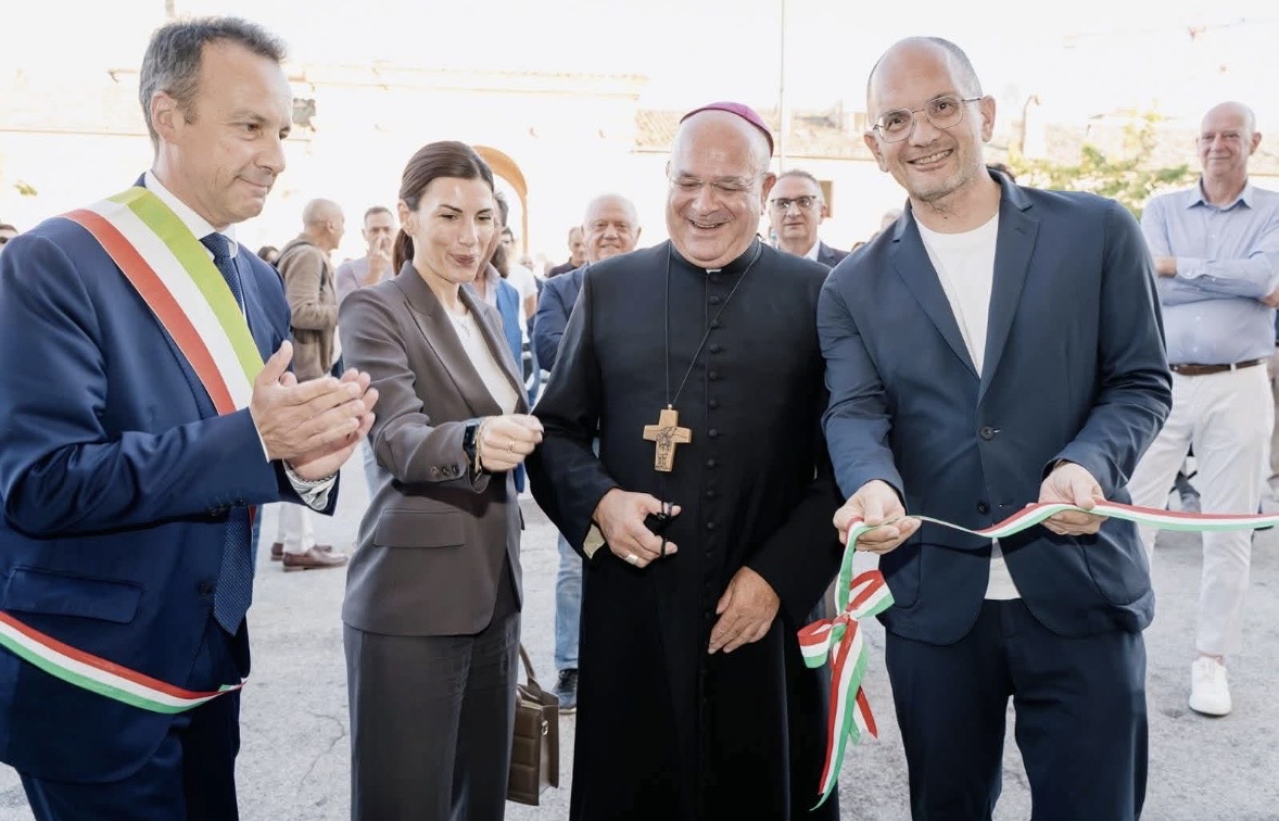 Il commissario Guido Castelli, insieme a Rocco Pennacchio, arcivescovo di Fermo, e Marco Rotoni, sindaco di Servigliano taglia il nastro per la riapertura della chiesa e convento di Santa Maria del Piano a Servigliano